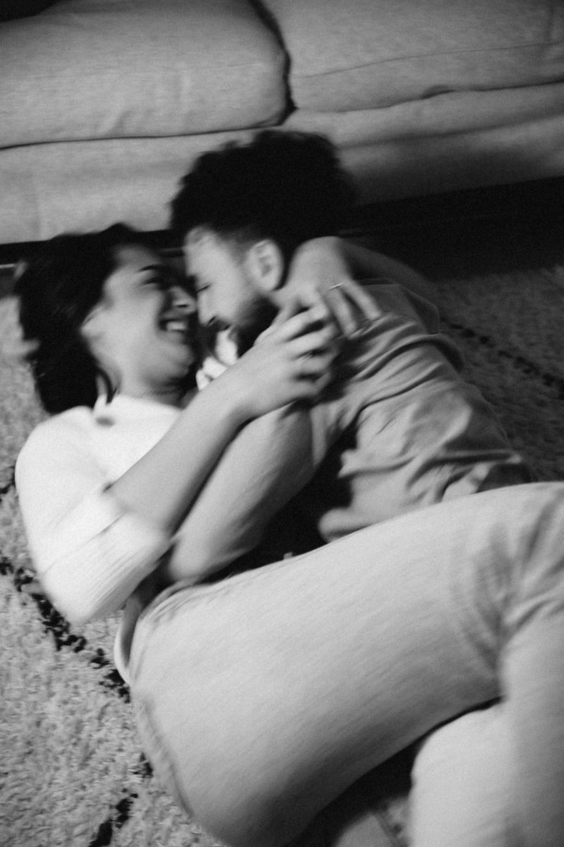 Un couple enlacé en intérieur, photographié en noir et blanc