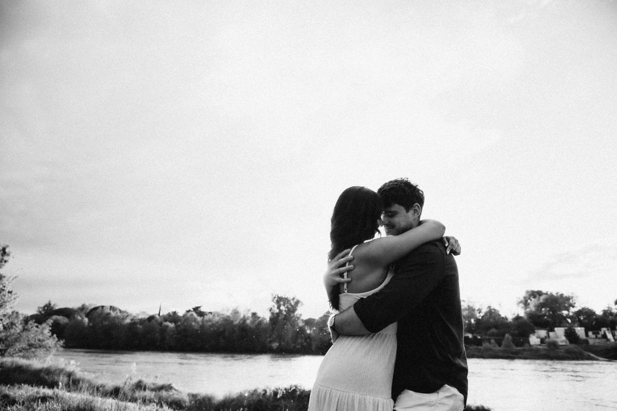 Un couple enlacé en extérieur, photographié en noir et blanc