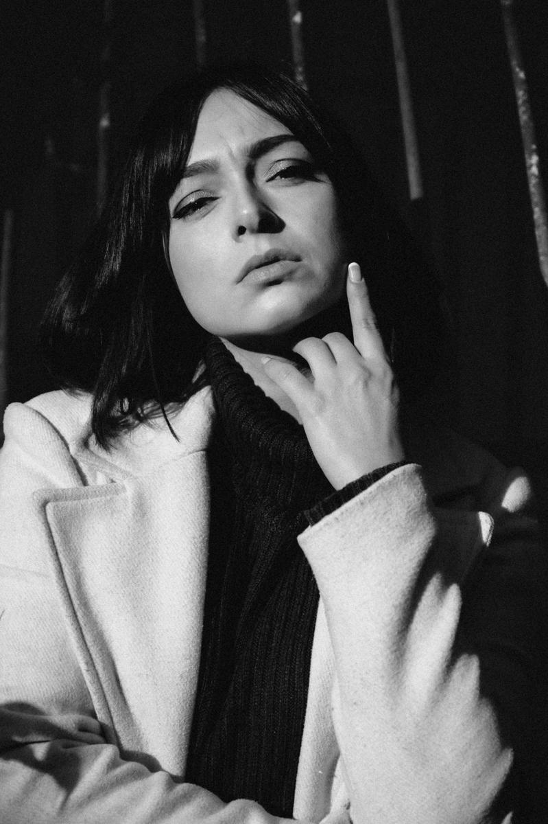 Portrait en noir et blanc d’une femme en veste claire